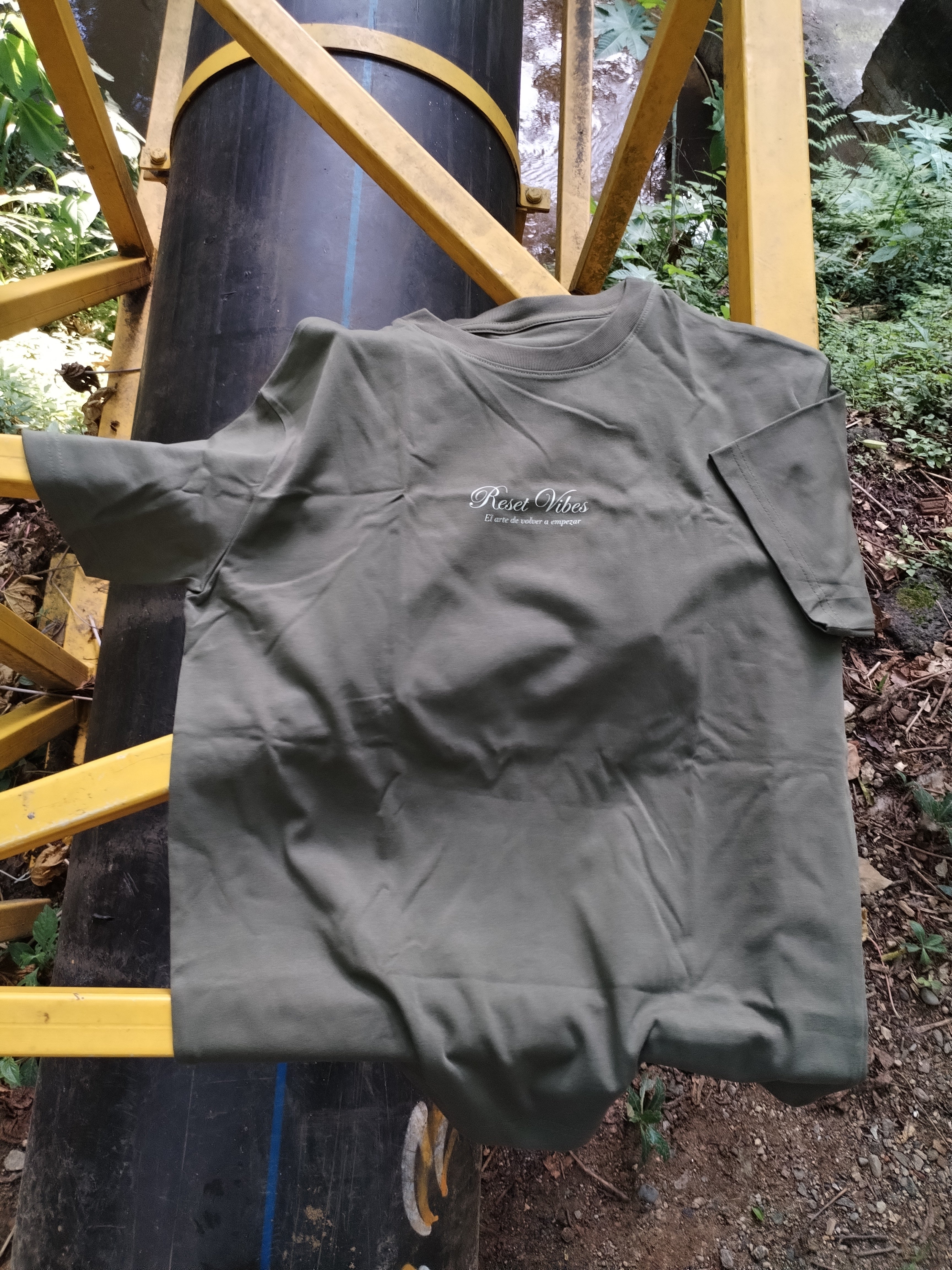 CAMISETA SEMI OVERSIZED MASCULINA MONACO VERDE OLIVO