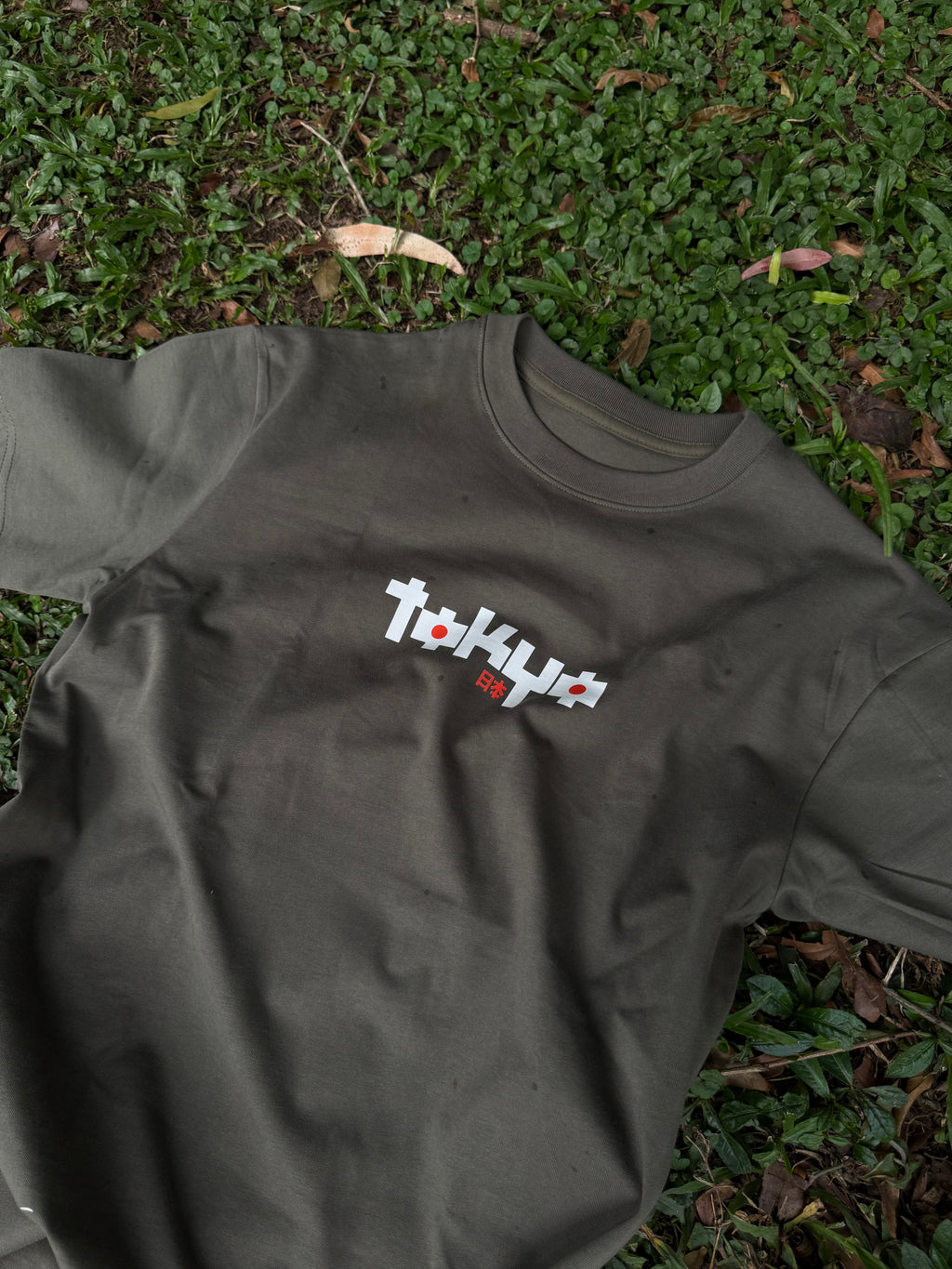 CAMISETA SEMI OVERSIZED MASCULINA TOKYO VERDE OLIVO