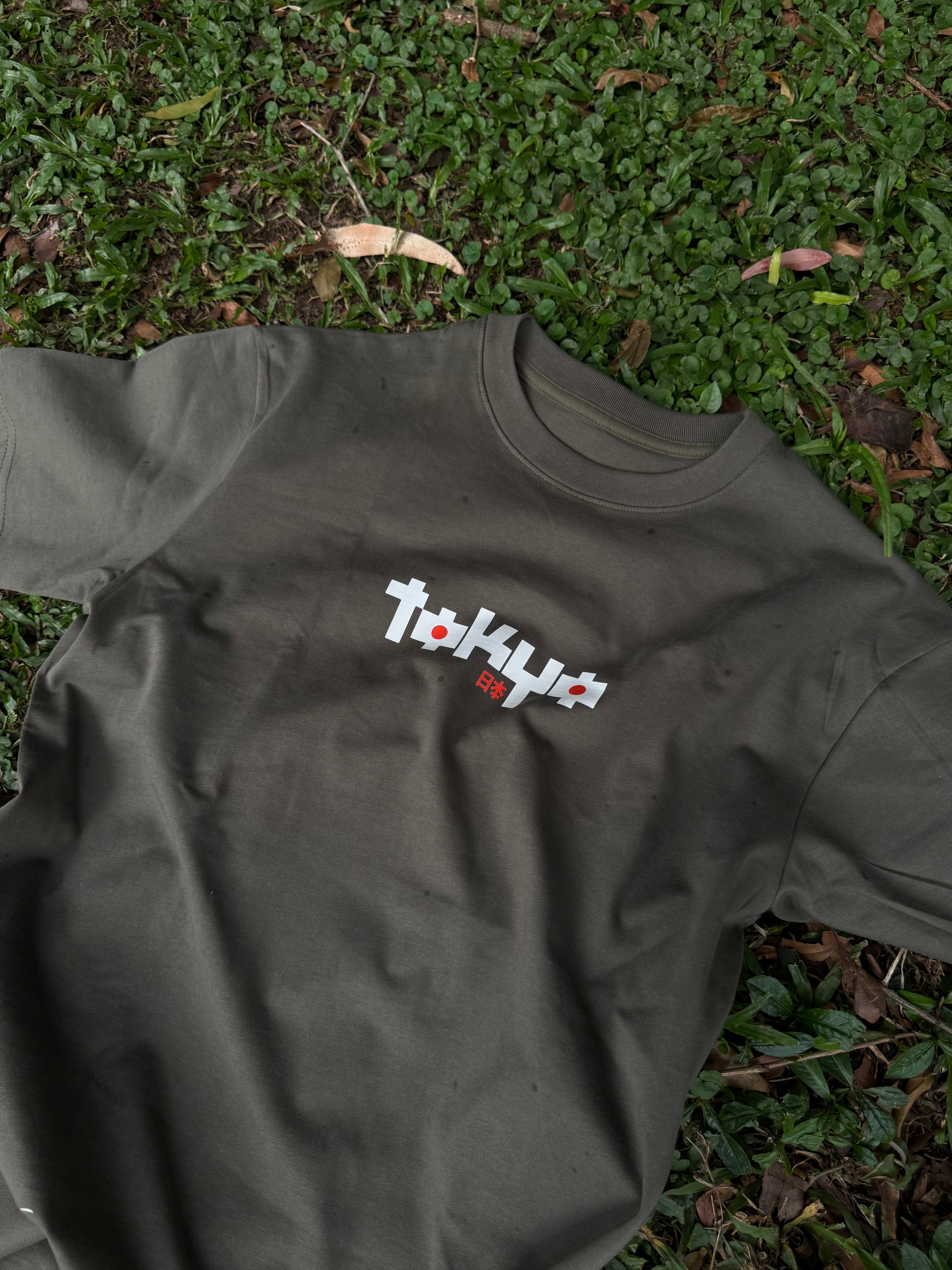 CAMISETA SEMI OVERSIZED MASCULINA TOKYO VERDE OLIVO