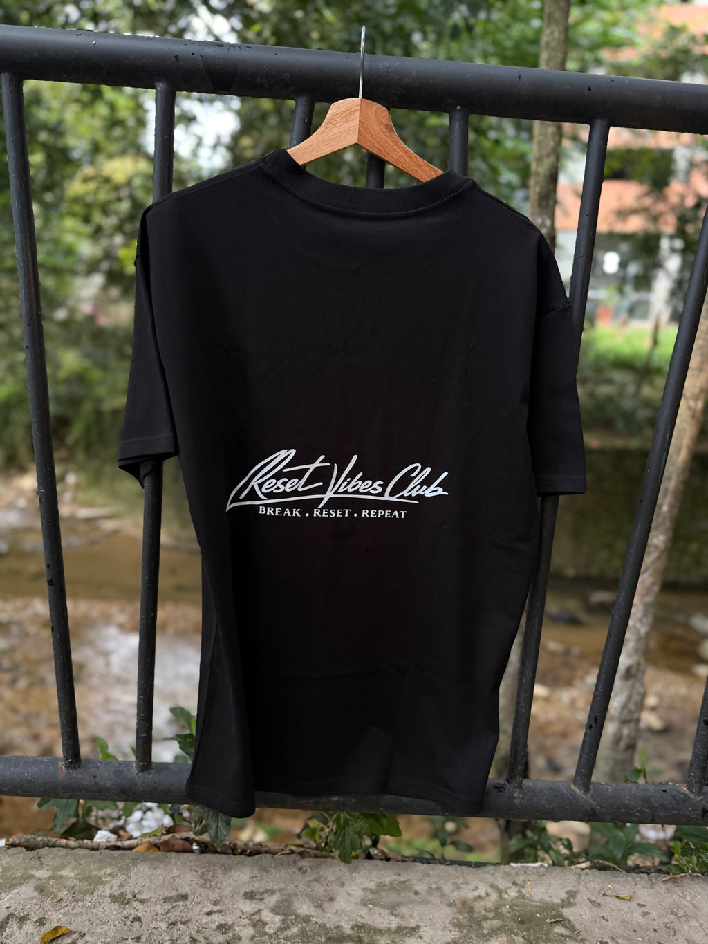 CAMISETA SEMI OVERSIZED MASCULINA RV CLUB NEGRA