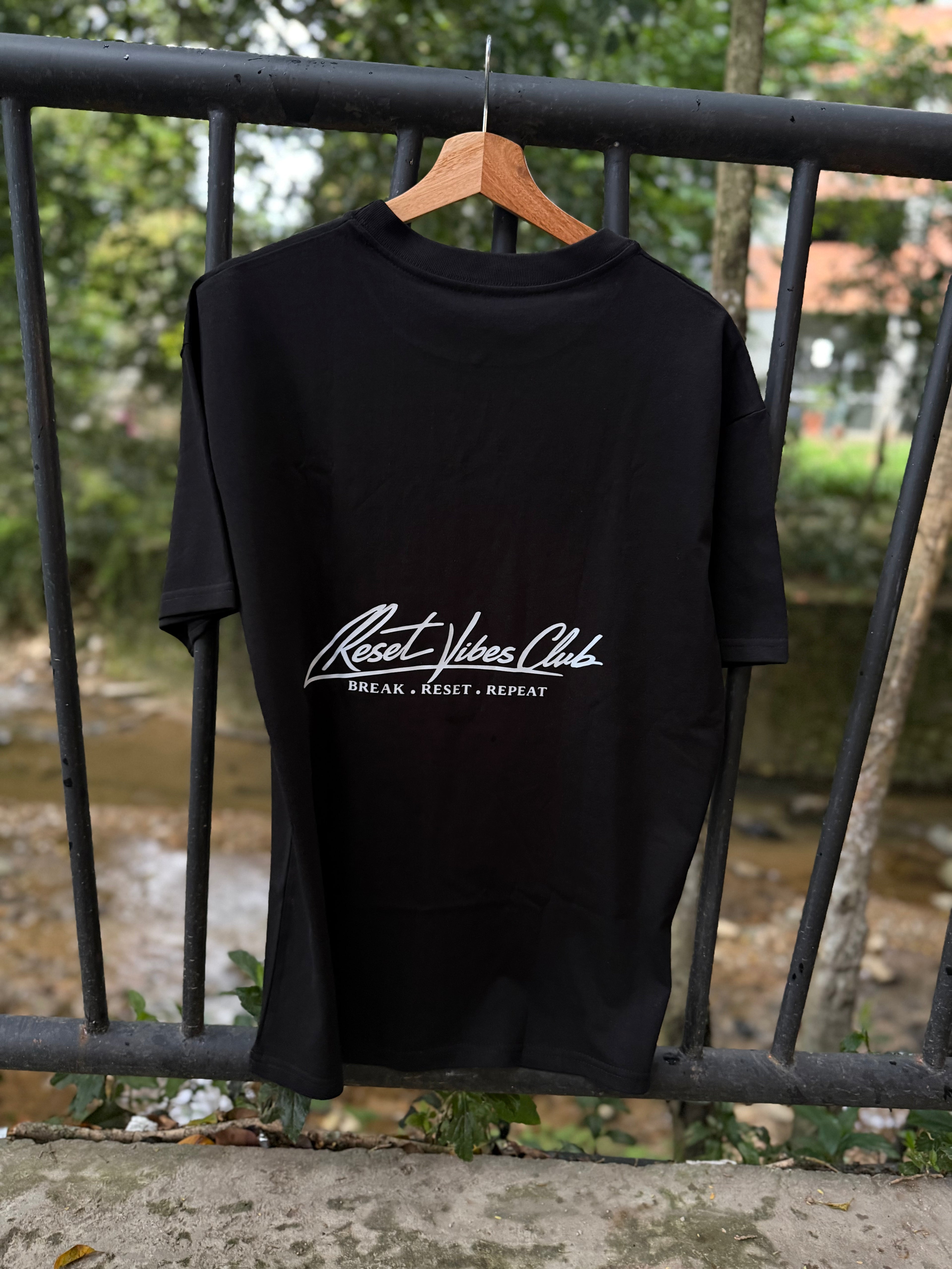 CAMISETA SEMI OVERSIZED MASCULINA RV CLUB NEGRA